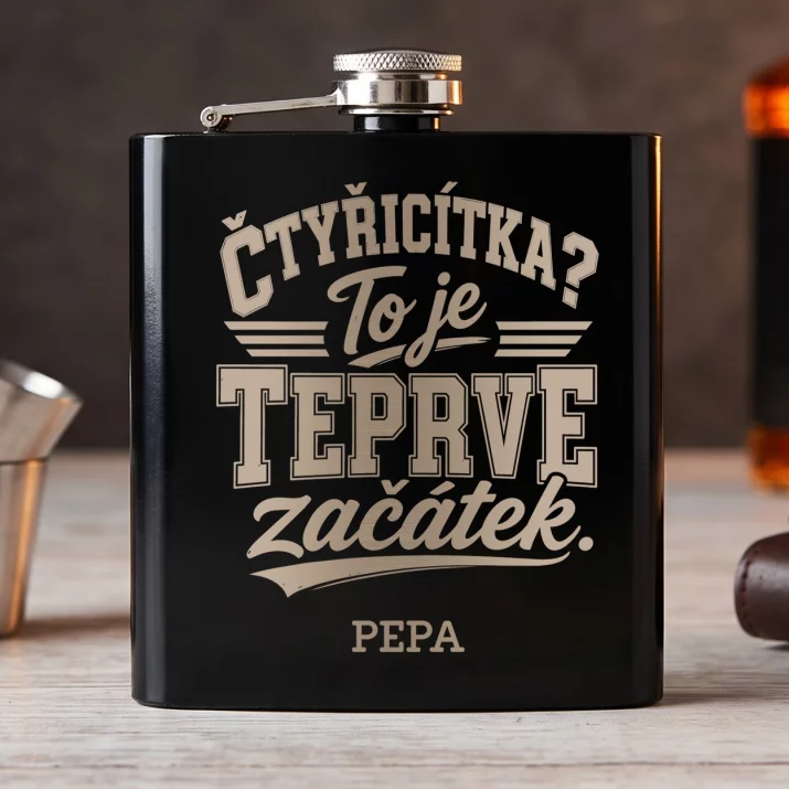 Placatka S Gravírováním Pro Čtyřicetiletého Muže Dárek K 40 Narozeninám Pro Muže: Čtyřicítka? To Je Teprve Placatka S Gravírováním Pro Čtyřicetiletého Muže Dárek K 40 Narozeninám Pro Muže: Čtyřicítka? To Je Teprve