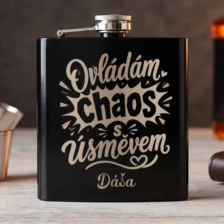 Placatka S Gravírováním K Narozeninám Dárek Pro Ženu: Ovládám Chaos S Úsměvem