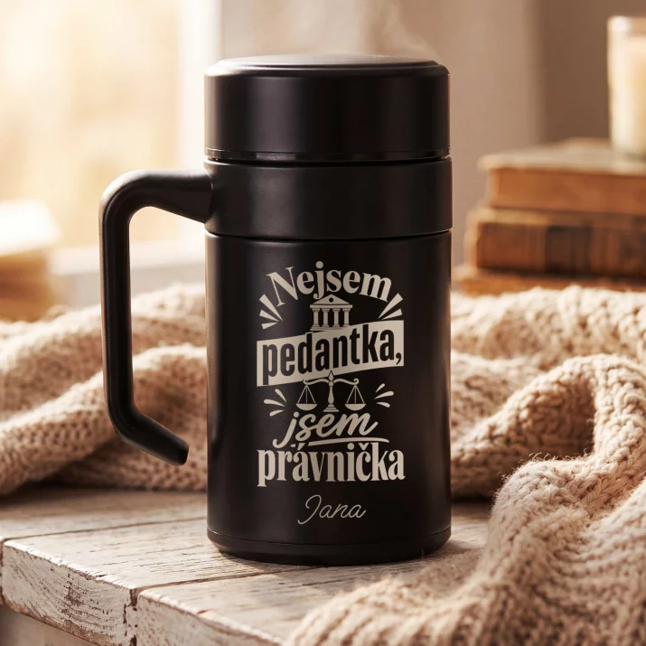 Termohrnek S Uchem 400 Ml Pro Právničku Dárek Pro Ženu: Nejsem Pedantka, Jsem