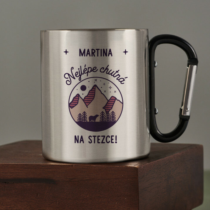 Nejlépe chutná na stezce - Ocelový hrnek s karabinou