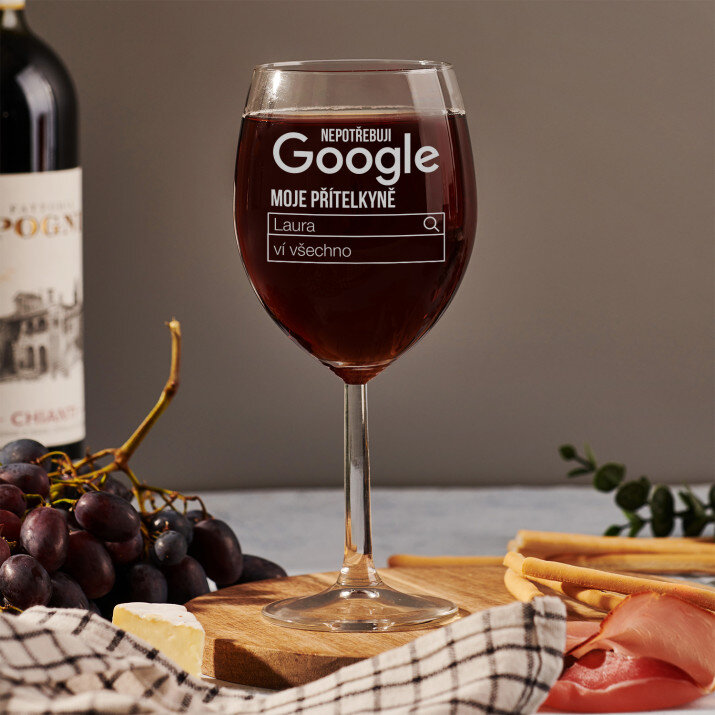 Nie potrzebuję google - Gravírovaná sklenice na víno