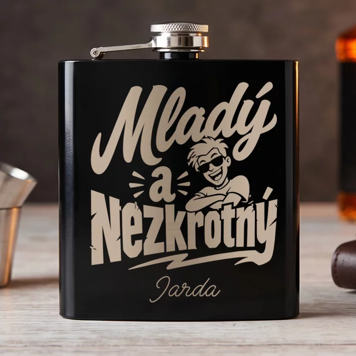 Placatka S Gravírováním Pro Mladého Muže Dárek Pro Muže: Mladý A Nezkrotný Placatka S Gravírováním Pro Mladého Muže Dárek Pro Muže: Mladý A Nezkrotný