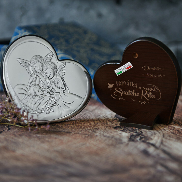 památka křtu - Anděle nad dítětem srdce - Střibrný obrázek s gravírováním