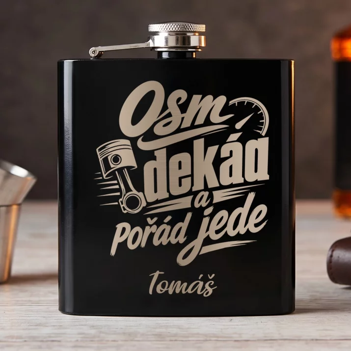 Placatka S Gravírováním K 80 Narozeninám Dárek Pro 80Letého Muže : Osm Dekád A Pořád Jede