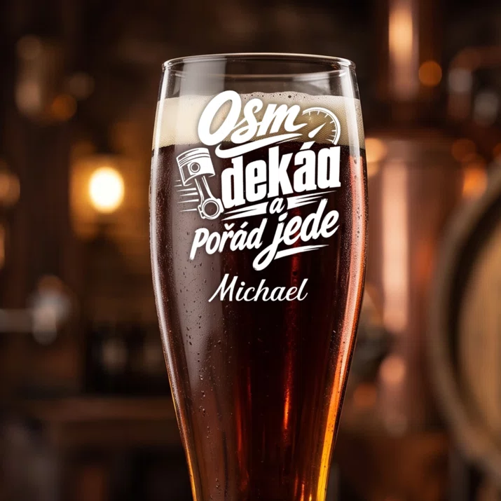 Sklenice Na Pivo S Gravírováním K 80 Narozeninám Dárek Pro 80Letého Muže : Osm Dekád A Pořád Jede Sklenice Na Pivo S Gravírováním K 80 Narozeninám Dárek Pro 80Letého Muže : Osm Dekád A Pořád Jede