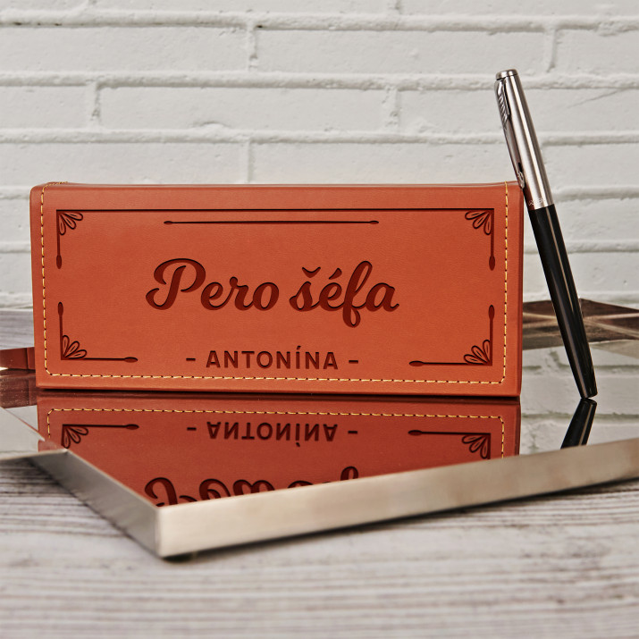 Pero šéfa - Pero Parker v koženém pouzdře
