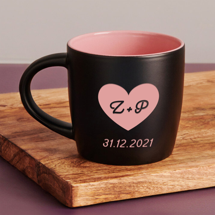 Srdce + datum - Černý keramický hrnek Srdce + datum - Černý keramický hrnek