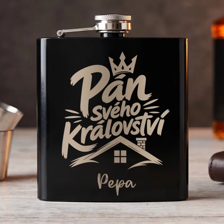 Placatka S Gravírováním Do Nového Domu Dárek Pro Muže: Pán Svého Království Placatka S Gravírováním Do Nového Domu Dárek Pro Muže: Pán Svého Království