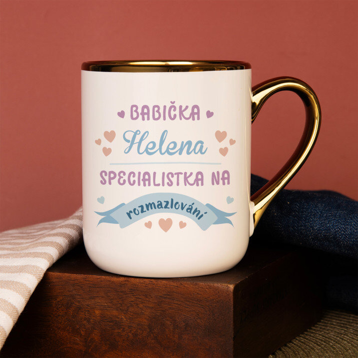 Specialistka na rozmazlování - Keramický hrnek se zlatým okrajem Specialistka na rozmazlování - Keramický hrnek se zlatým okrajem