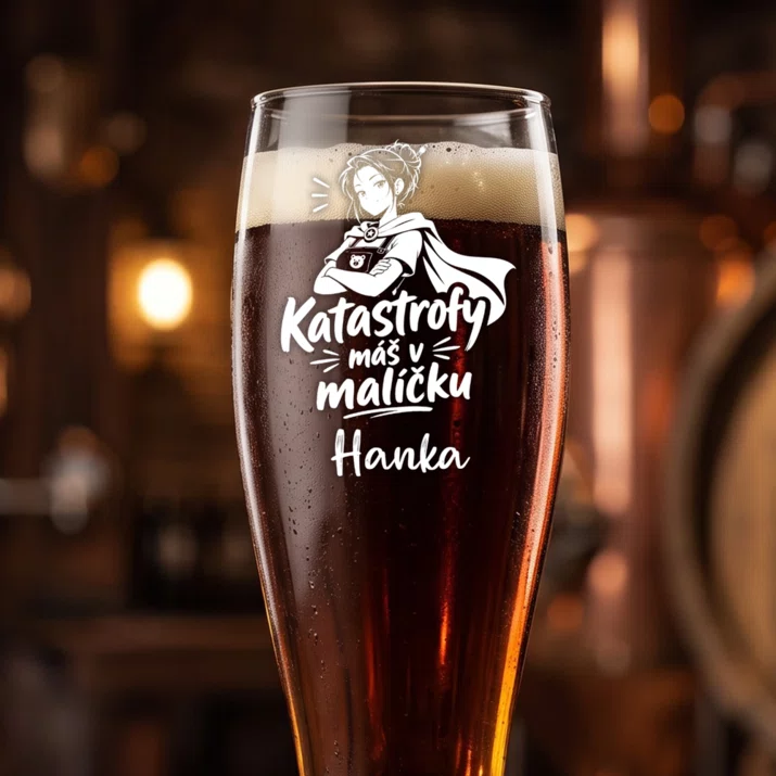 Sklenice Na Pivo S Gravírováním Pro Pečovatelku Z Jeslí Dárek Pro Ženu: Katastrofy Máš V Malíčku Sklenice Na Pivo S Gravírováním Pro Pečovatelku Z Jeslí Dárek Pro Ženu: Katastrofy Máš V Malíčku