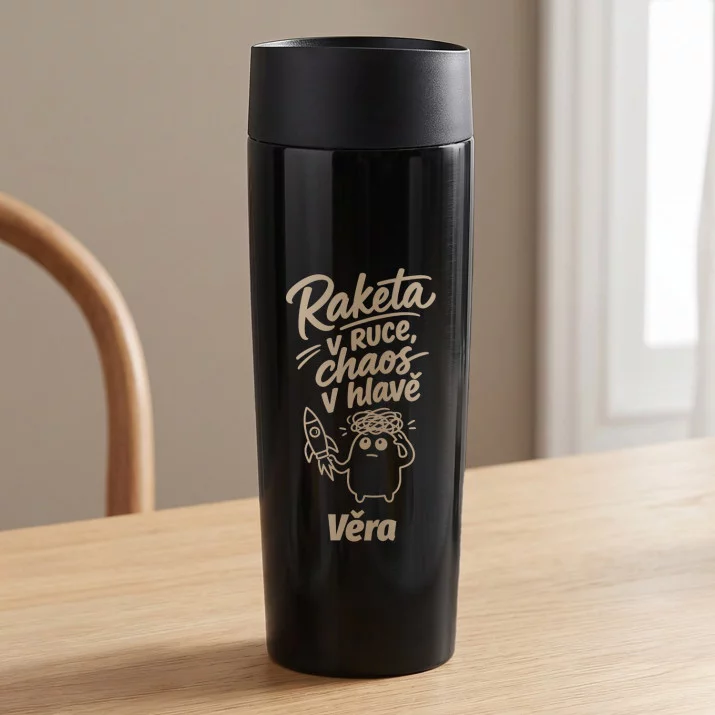 Termohrnek s Gravírováním Pro Tenistku Dárek Pro Ženu: Raketa V Ruce, Chaos V Termohrnek s Gravírováním Pro Tenistku Dárek Pro Ženu: Raketa V Ruce, Chaos V