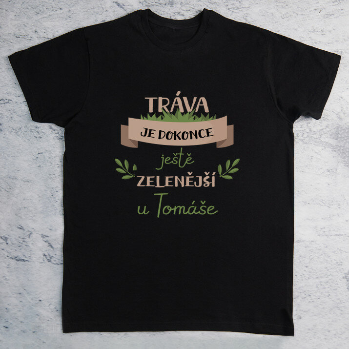 Tráva je dokonce ještě zelenější - černé pánské tričko