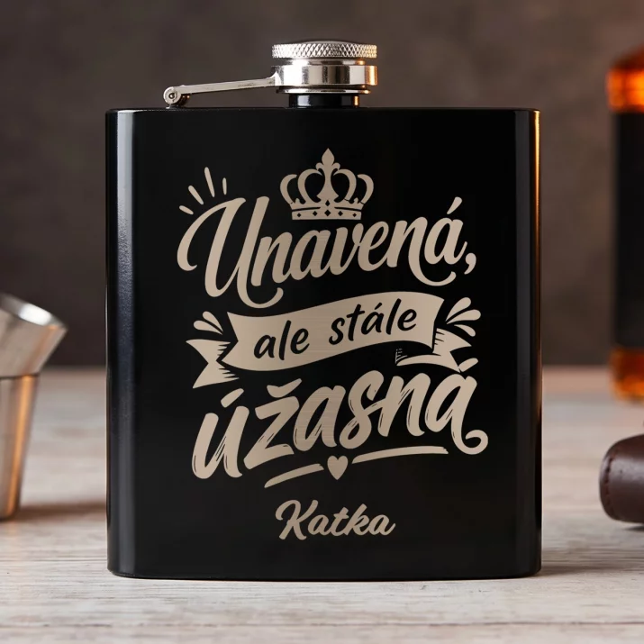 Placatka S Gravírováním Pro Maminku Ke Dni Matek Dárek Pro Maminku Ženu: Unavená, Ale Stále Úžasná Placatka S Gravírováním Pro Maminku Ke Dni Matek Dárek Pro Maminku Ženu: Unavená, Ale Stále Úžasná