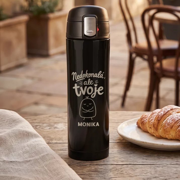 Termohrnek 440ml Pro Přítelkyni Dárek Ke Dni Dívek Pro Ženu: Nedokonalá, Ale Tvoje