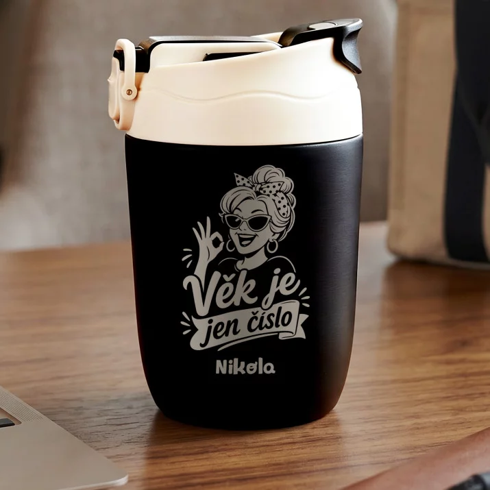 Personalizovaný Termohrnek Pro Ženu Ve 60 Letech Dárek K 60 Narozeninám Pro Ženu: Věk Je Jen Číslo