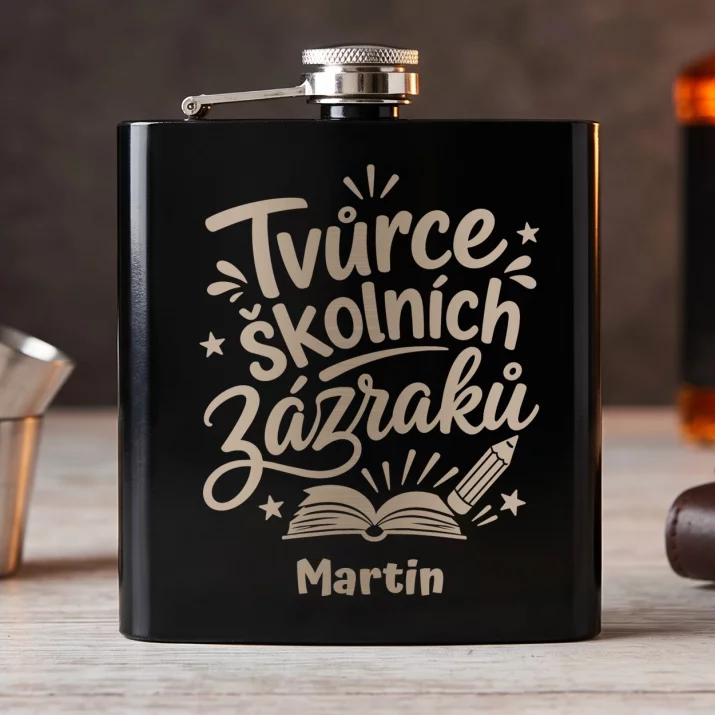 Placatka S Gravírováním Pro Učitele Dárek Pro Učitelku Ke Dni Učitelů Muže: Tvůrce Školních Zázraků Placatka S Gravírováním Pro Učitele Dárek Pro Učitelku Ke Dni Učitelů Muže: Tvůrce Školních Zázraků