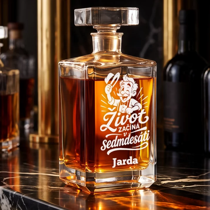 Personalizovaná Karafa Na Whisky Pro 70Letého Muže Dárek K 70 Narozeninám Pro Muže: Život Začíná V Sedmdesáti