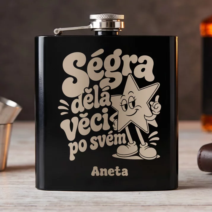 Placatka S Gravírováním Pro Sestru Dárek Pro Ženu: Ségra Dělá Věci Po Svém Placatka S Gravírováním Pro Sestru Dárek Pro Ženu: Ségra Dělá Věci Po Svém