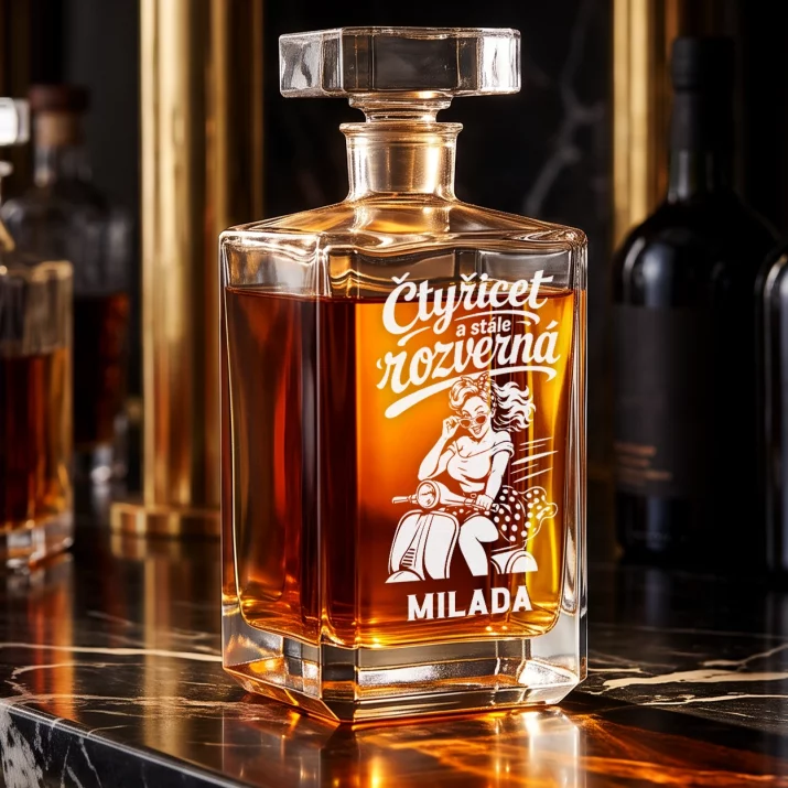Personalizovaná Karafa Na Whisky Pro 40Letou Ženu Dárek K 40 Narozeninám Pro Ženu: Čtyřicet A Stále Rozverná Personalizovaná Karafa Na Whisky Pro 40Letou Ženu Dárek K 40 Narozeninám Pro Ženu: Čtyřicet A Stále Rozverná