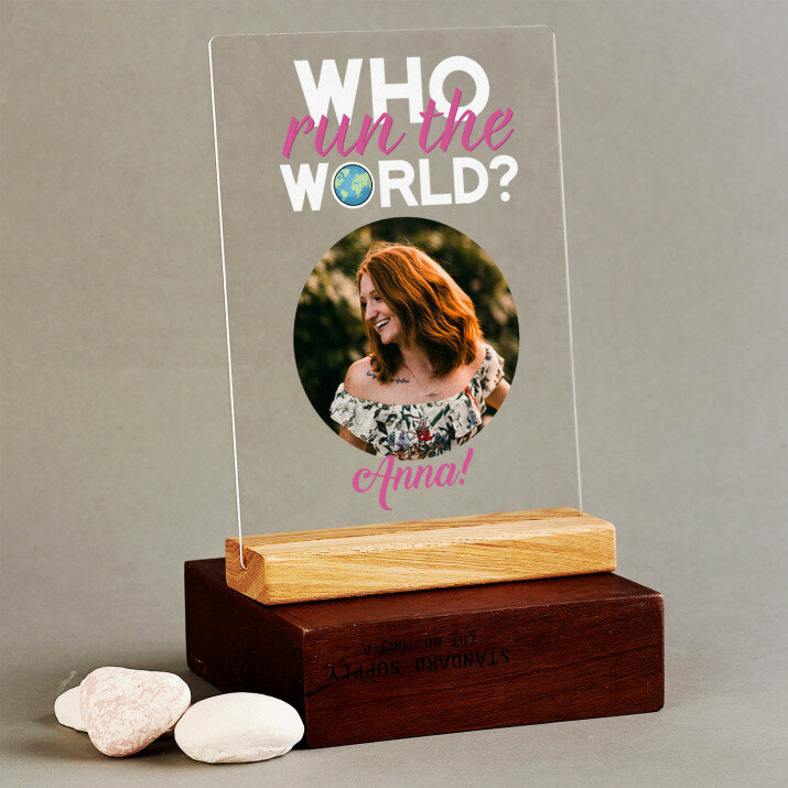 Who run the world - Tisk na akrylovém skle se stojanem