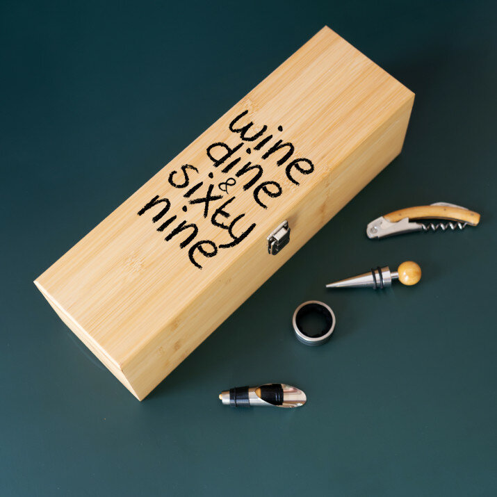Wine, dine & sixty nine - Dřevěná krabička na víno s příslušenstvím