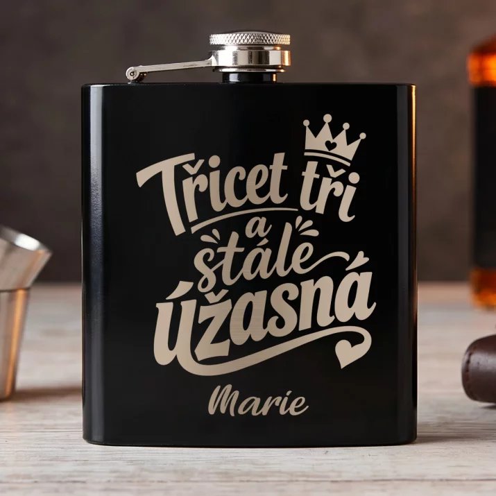 Placatka S Gravírováním K 33 Narozeninám Dárek Pro 30Letou Ženu : Třicet Tři A Stále Úžasná Placatka S Gravírováním K 33 Narozeninám Dárek Pro 30Letou Ženu : Třicet Tři A Stále Úžasná