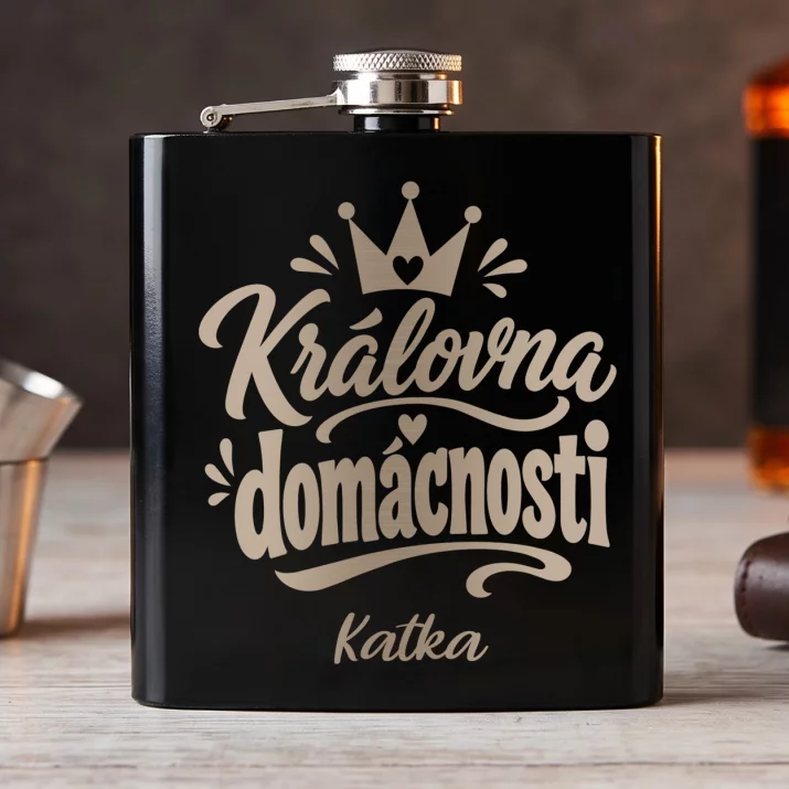 Placatka S Gravírováním Pro Hospodyni Dárek Pro Ženu: Královna Domácnosti Placatka S Gravírováním Pro Hospodyni Dárek Pro Ženu: Královna Domácnosti