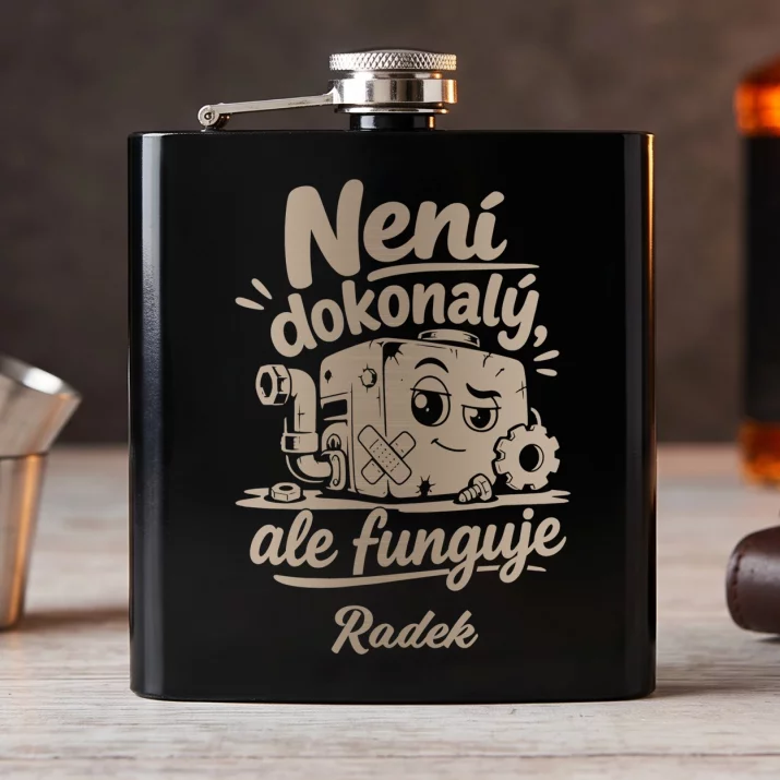Placatka S Gravírováním Pro Chlapa Dárek Pro Muže: Není Dokonalý, Ale Placatka S Gravírováním Pro Chlapa Dárek Pro Muže: Není Dokonalý, Ale