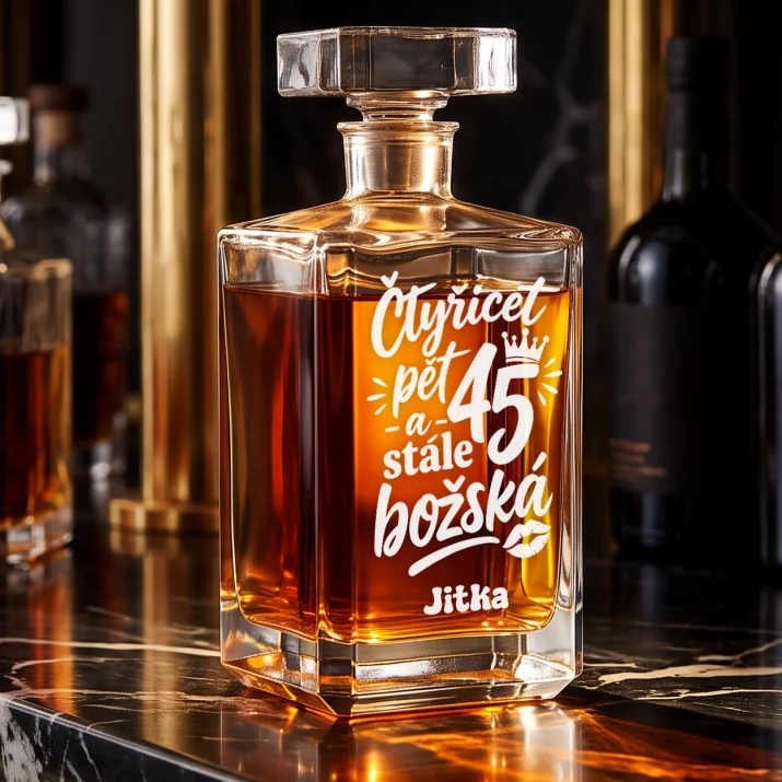 Personalizovaná Karafa Na Whisky K 45 Narozeninám Dárek Pro 45Letou Ženu : Čtyřicet Pět A Stále Personalizovaná Karafa Na Whisky K 45 Narozeninám Dárek Pro 45Letou Ženu : Čtyřicet Pět A Stále