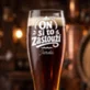 Sklenice Na Pivo S Gravírováním Pro Něj Dárek K Valentýnu Pro Muže: On Si To Zaslouží Sklenice Na Pivo S Gravírováním Pro Něj Dárek K Valentýnu Pro Muže: On Si To Zaslouží