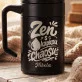 Termohrnek S Uchem 400 Ml Pro Jogínku Dárek Pro Ženu: Zen S Kapkou Chaosu Termohrnek S Uchem 400 Ml Pro Jogínku Dárek Pro Ženu: Zen S Kapkou Chaosu