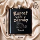 Placatka S Gravírováním Pro Kapraře Dárek Pro Muže: Kaprař Věří V Zázraky