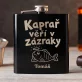 Placatka S Gravírováním Pro Kapraře Dárek Pro Muže: Kaprař Věří V Zázraky