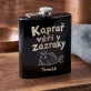 Placatka S Gravírováním Pro Kapraře Dárek Pro Muže: Kaprař Věří V Zázraky