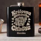 Placatka S Gravírováním Ke Dni Matek Dárek Pro Maminku Ženu: Královna Domácího Chaosu Placatka S Gravírováním Ke Dni Matek Dárek Pro Maminku Ženu: Královna Domácího Chaosu