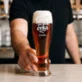 Sklenice Na Pivo S Gravírováním Pro Cestovatelku Dárek Pro Ženu: Svět Na Tebe Čeká