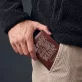 Personalizovaná Kožená Peněženka K 70 Narozeninám Dárek Pro 70Letého Muže : Zralý, Ale V Duši Kluk Personalizovaná Kožená Peněženka K 70 Narozeninám Dárek Pro 70Letého Muže : Zralý, Ale V Duši Kluk