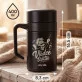 Termohrnek S Uchem 400 Ml Pro Učitele Hudební Výchovy Dárek Pro Učitelku Ke Dni Učitelů Muže: Vládce Taktů Termohrnek S Uchem 400 Ml Pro Učitele Hudební Výchovy Dárek Pro Učitelku Ke Dni Učitelů Muže: Vládce Taktů