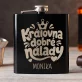 Placatka S Gravírováním Pro 24Letou Ženu Dárek K 20 Narozeninám Pro Ženu: Královna Dobré Nálady Placatka S Gravírováním Pro 24Letou Ženu Dárek K 20 Narozeninám Pro Ženu: Královna Dobré Nálady
