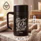 Termohrnek S Uchem 400 Ml K 60 Narozeninám Dárek Pro 60Letou Ženu : Šedesátka? Teprve Začíná Termohrnek S Uchem 400 Ml K 60 Narozeninám Dárek Pro 60Letou Ženu : Šedesátka? Teprve Začíná