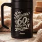 Termohrnek S Uchem 400 Ml K 60 Narozeninám Dárek Pro 60Letou Ženu : Šedesátka? Teprve Začíná Termohrnek S Uchem 400 Ml K 60 Narozeninám Dárek Pro 60Letou Ženu : Šedesátka? Teprve Začíná