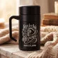 Termohrnek S Uchem 400 Ml Pro Koňařku Dárek Pro Ženu: Jezdecká Elegance Termohrnek S Uchem 400 Ml Pro Koňařku Dárek Pro Ženu: Jezdecká Elegance