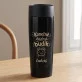 Termohrnek s Gravírováním K Odchodu Do Důchodu Dárek Pro Důchodce Muže: Konečně Žádný Budík