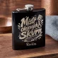 Placatka S Gravírováním Pro Automechanika Dárek Pro Muže: Mistr Olejových Skvrn Placatka S Gravírováním Pro Automechanika Dárek Pro Muže: Mistr Olejových Skvrn