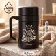 Termohrnek S Uchem 400 Ml Pro Dceru Dárek Pro Ženu: Naše Malá Šéfka Termohrnek S Uchem 400 Ml Pro Dceru Dárek Pro Ženu: Naše Malá Šéfka