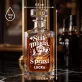 Personalizovaná Karafa Na Whisky Pro 70Letou Ženu Dárek K 70 Narozeninám Pro Ženu: Stále Mladá, Jen S Praxí
