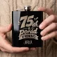 Placatka S Gravírováním Pro 75Letého Muže Dárek K 75 Narozeninám Pro Muže: 75 Let A Pořád V Kondici Placatka S Gravírováním Pro 75Letého Muže Dárek K 75 Narozeninám Pro Muže: 75 Let A Pořád V Kondici