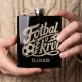 Placatka S Gravírováním Pro Fotbalistu Dárek Pro Muže: Fotbal V Krvi Placatka S Gravírováním Pro Fotbalistu Dárek Pro Muže: Fotbal V Krvi