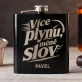 Placatka S Gravírováním Pro Fanouška F1 Dárek Pro Muže: Více Plynu, Méně Slov
