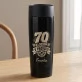 Termohrnek s Gravírováním K 70 Narozeninám Dárek Pro 70Letého Muže : 70 A Pořád V Provozu Termohrnek s Gravírováním K 70 Narozeninám Dárek Pro 70Letého Muže : 70 A Pořád V Provozu